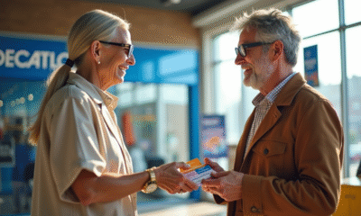 Deux adultes souriants échangeant des chèques vacances dans un magasin de sport lumineux