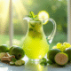Verre de cocktail vert avec fruits et menthe sur marbre