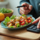 Main d'un nutritionniste utilisant une calculatrice pour convertir des calories en kJ