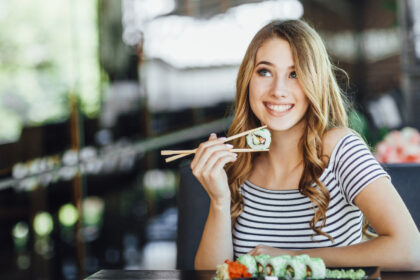 Quelle est l'importance du service client dans le choix d’une franchise de sushi ?