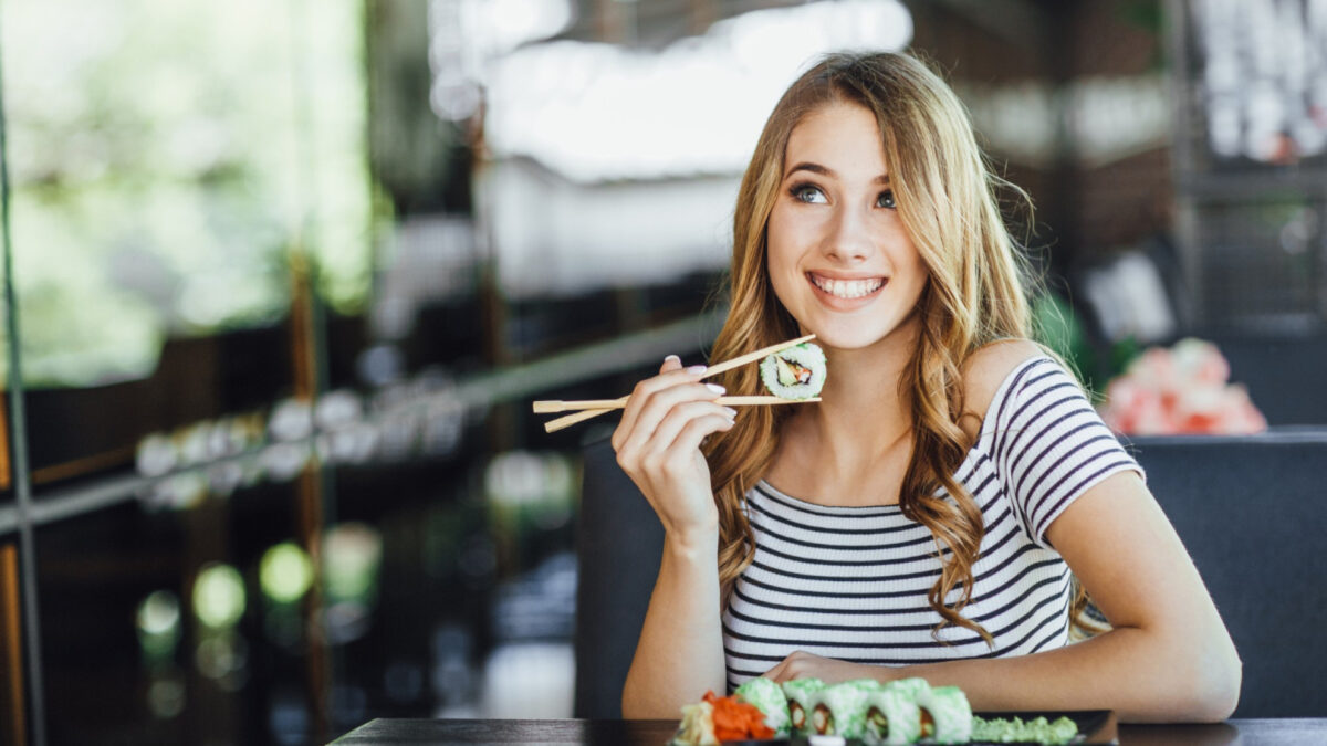 Quelle est l'importance du service client dans le choix d’une franchise de sushi ?